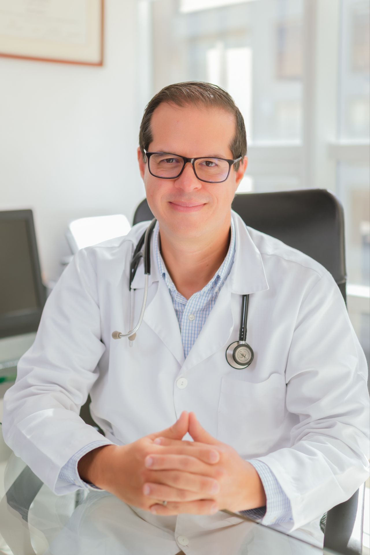 Dr. Diego Fernando González Torres, médico geriatra, en su consultorio